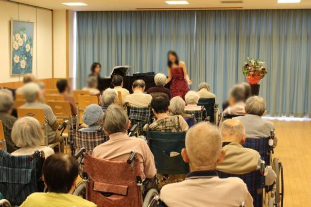 音楽鑑賞の場面