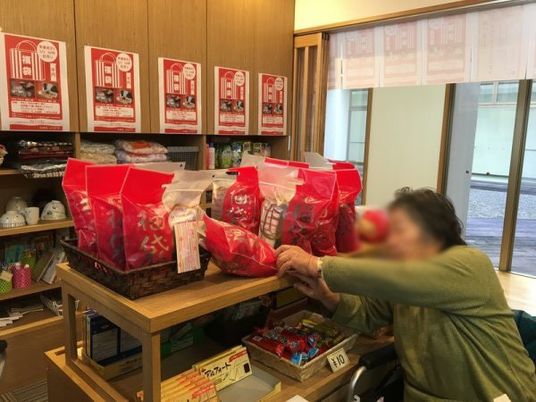 商品を手に取る利用者の様子