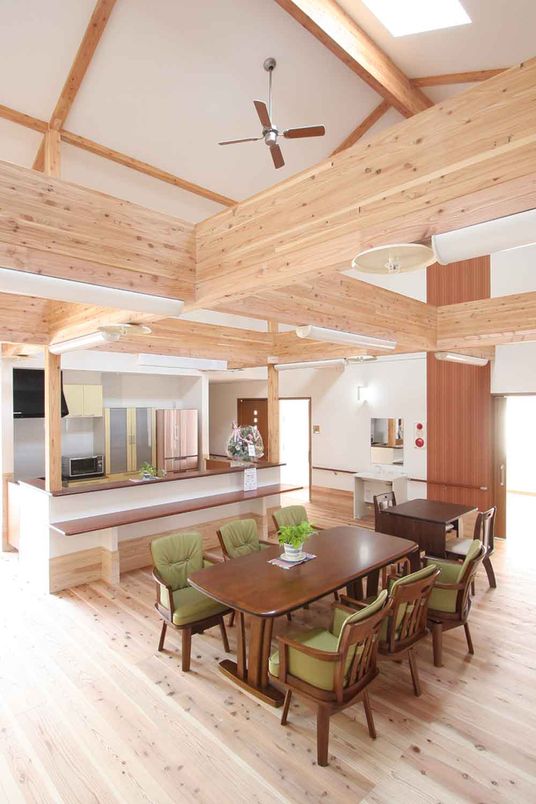 天然素材の温もりが伝わるリビング