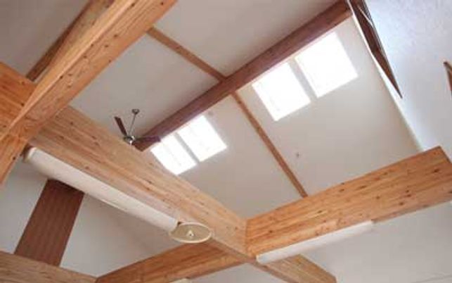 光が差し込む天井