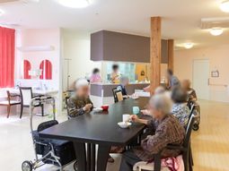 食事を楽しむ人々の様子