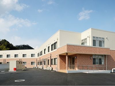 明るい外観の施設外観
