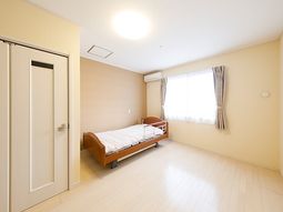 広々とした明るい居室