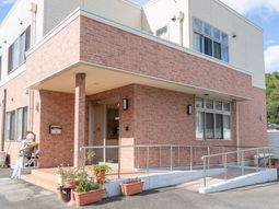 レンガ造りの建物エントランス