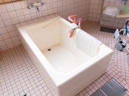 手すり付きバスタブ