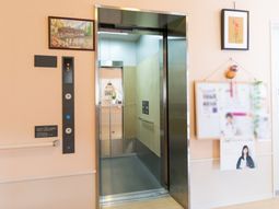 開いたエレベーターのドア