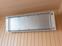 天井に取り付けられたエアコン