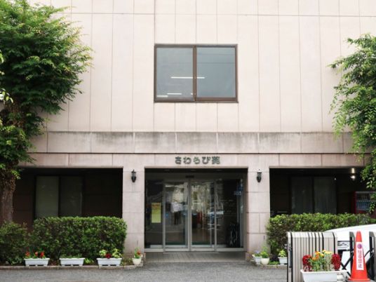 緑に囲まれた入口
