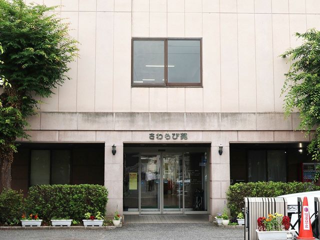 緑に囲まれた入口 外観 施設の入口は自然に溶け込んでおり、来園者を和ませる雰囲気が魅力です。