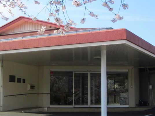 桜と建物の外観  