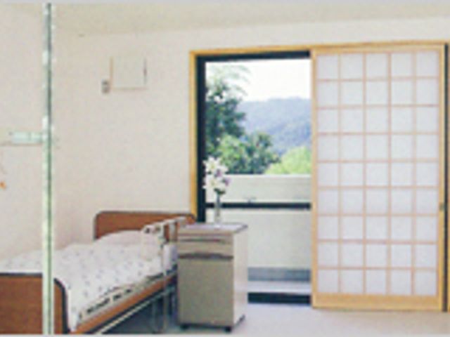 自然光溢れる居室 居室 自然光がたっぷり入る清潔感のある部屋です。窓からは美しい景色をお楽しみいただけます。