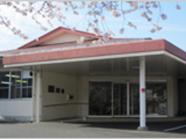 桜の咲く建物外観 外観 春には桜が咲き誇るエントランスです。明るく親しみやすい雰囲気が魅力的です。