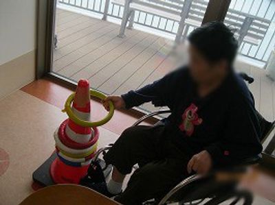 車椅子の人物と窓辺