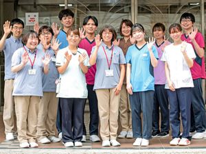 笑顔で手を振るスタッフイメージ  