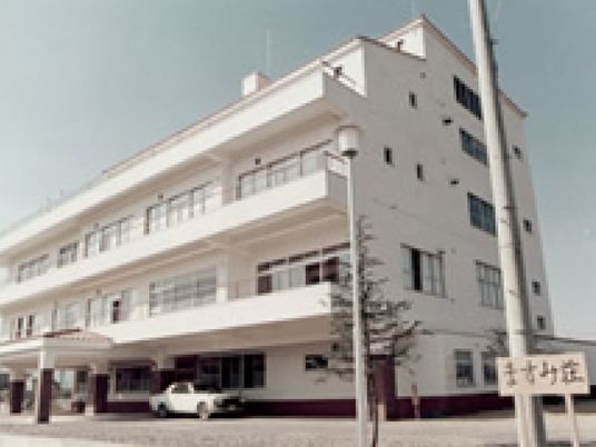 白い建物の外観  