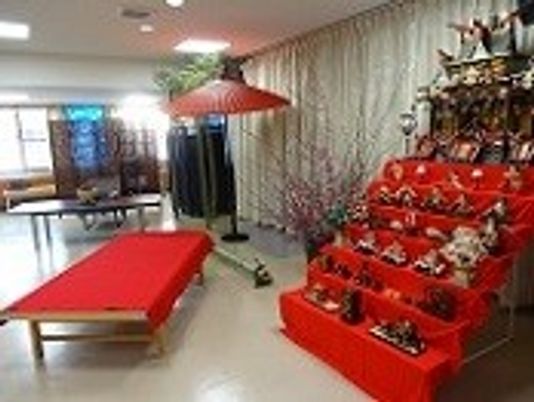 人形が並ぶ室内