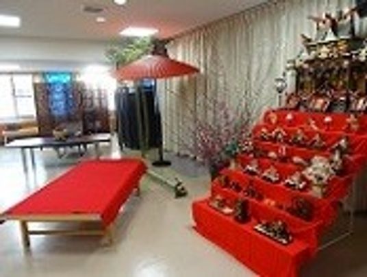 人形が並ぶ室内