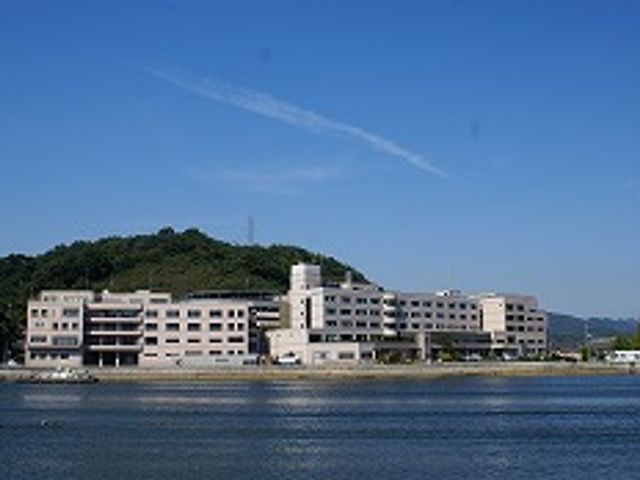 青空のもと施設の外観 外観 青い空に映える施設は、景色に溶け込む自然な設計です。ゆったりとした環境で新生活をご検討ください。