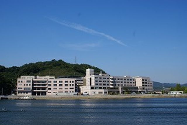 青空のもと施設の外観