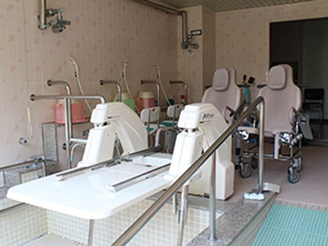設備が整った浴室 浴室 設備の整った浴槽が並ぶ、安心して利用できる空間です。介護に必要なサポートも充実しています。