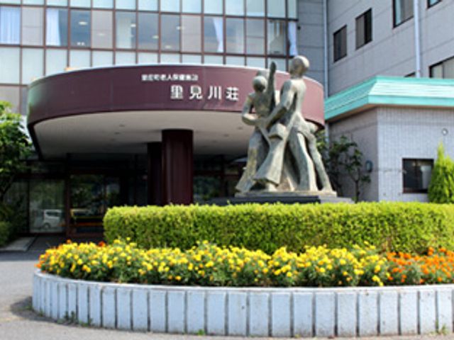 噴水がある外観 外観 施設のエントランスには彫像があり、訪れる人を迎える風景が広がっています。