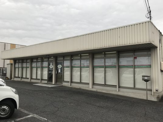 駐車場付きの建物外観