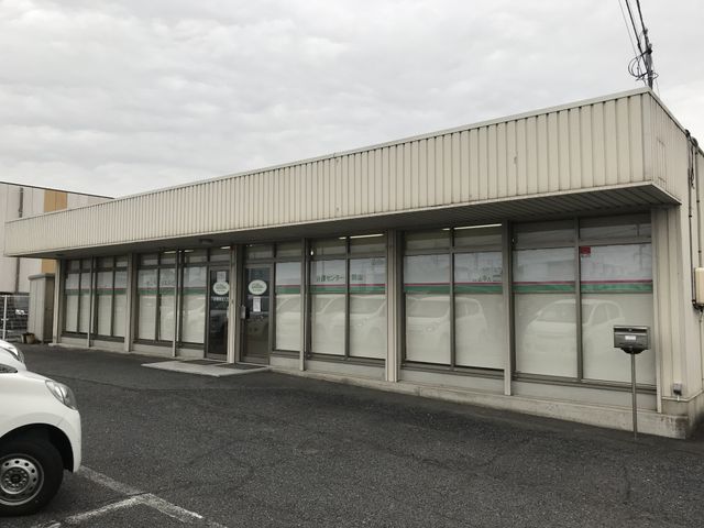 駐車場付きの建物外観 外観 広々とした駐車スペースが確保されており、アクセスも便利です。外からの光が入りやすい設計となっています。