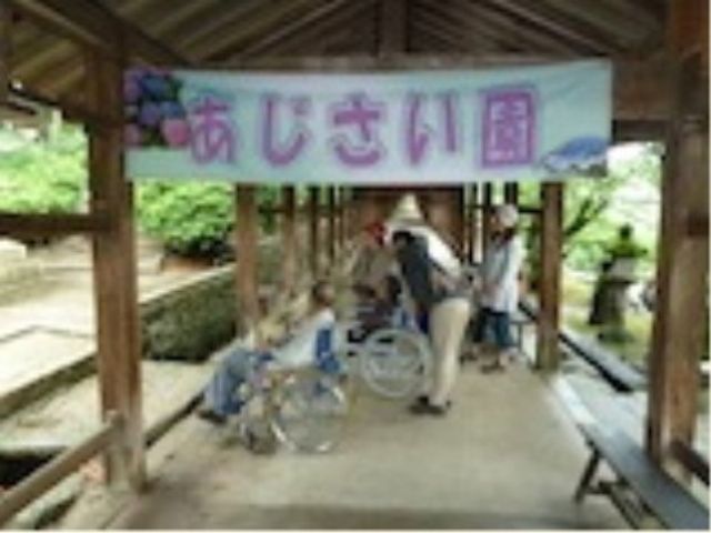 中庭での生活シーン レクリエーション 広々とした中庭で、利用者がくつろぎながら交流しています。明るく心地よい空間での日々を想像してみてください。