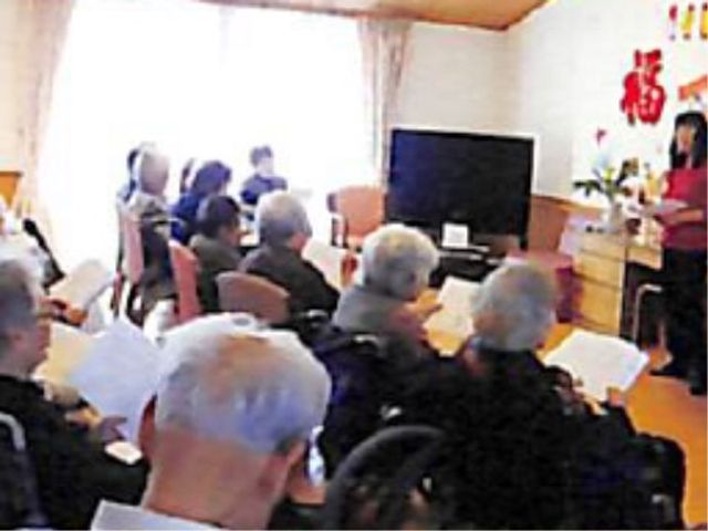 多人数が集う活動室 地域交流 明るく広々とした空間で様々な活動が円滑に行われており、参加者が和やかな交流を楽しんでいる様子です。