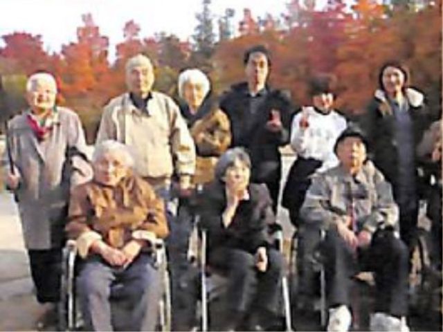 笑顔で集う利用者たち イベント 多彩な表情を浮かべて心地よい中庭で過ごす利用者様の姿。秋の清々しい空気の中、共に過ごす時間がやりがいにつながります。