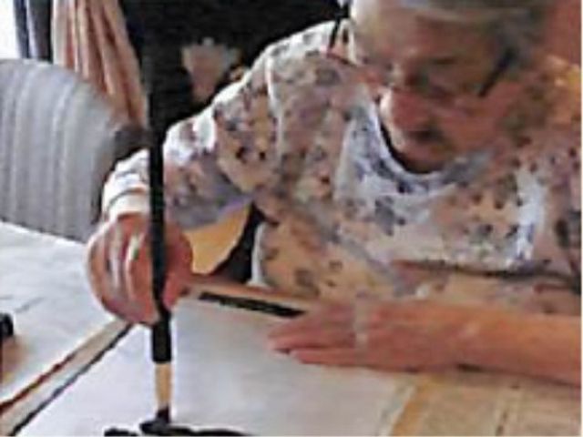 高齢者のレクリエーション イベント 明るく穏やかな環境で日々の活動に取り組む様子です。利用者が集い、心身のリフレッシュを図る場となっています。