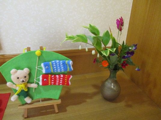 花とぬいぐるみの飾り棚  