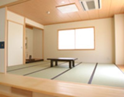 木の温かみを感じる和室