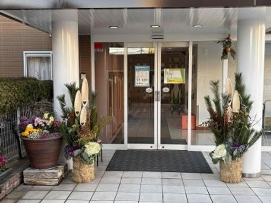 装飾された玄関前  