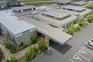 広々とした建物外観
