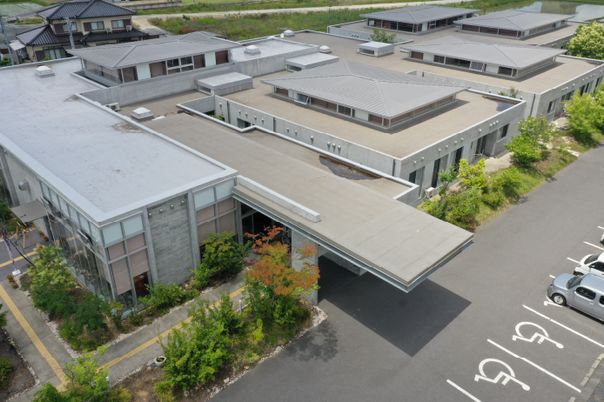 広々とした建物外観
