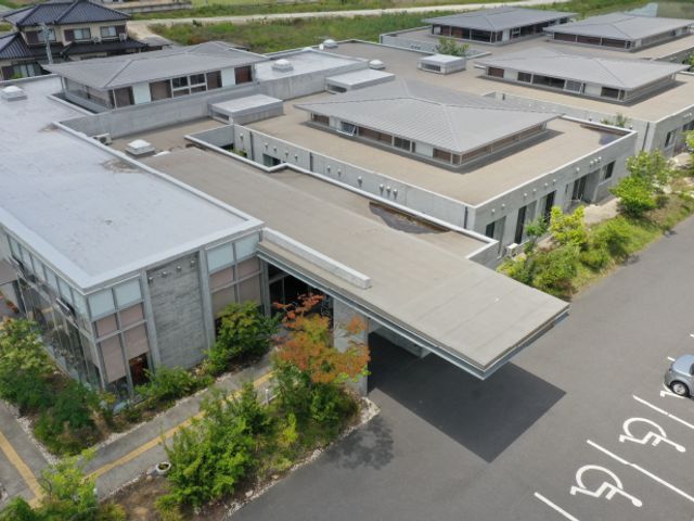 広々とした建物外観 外観 落ち着いた雰囲気の施設です。広々としたエントランスが印象的です。