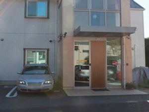 車が置かれた外観
