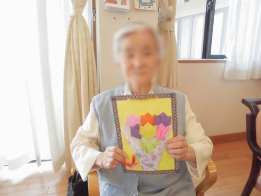 折り紙を持つ女性