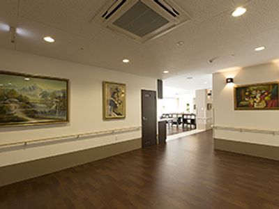アートが飾られた廊下