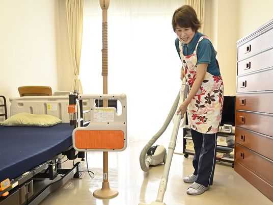 機能訓練室で清掃する職員  