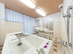 ケアのための設備が整った浴室