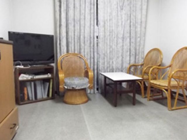 静かな休憩室 休憩室 ゆったりとしたスペースで、椅子に座ってくつろげる落ち着いた空間です。