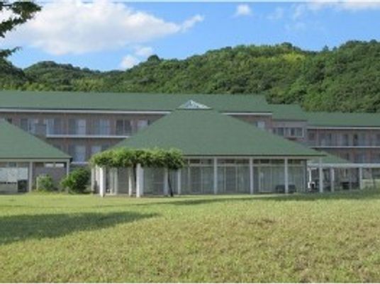施設の外観と芝生の庭  