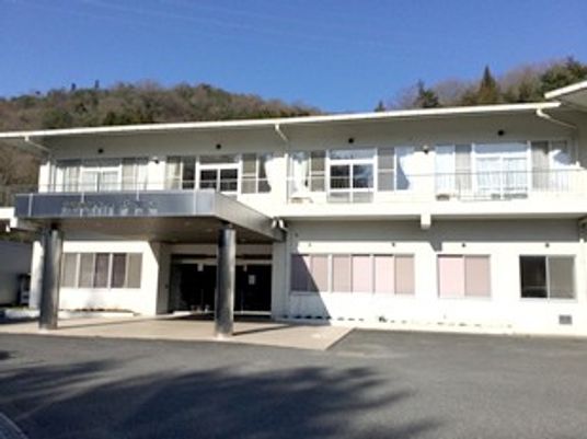 明るい建物外観  