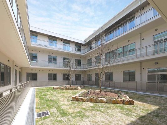 中庭のある建物外観  