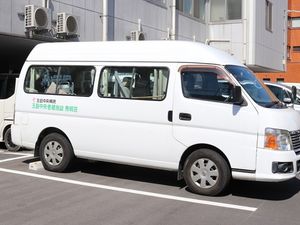 送迎車が停車する外観  