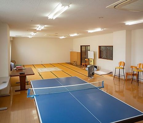 卓球台のある広い部屋