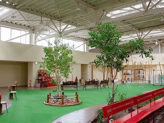 明るい屋内中庭  