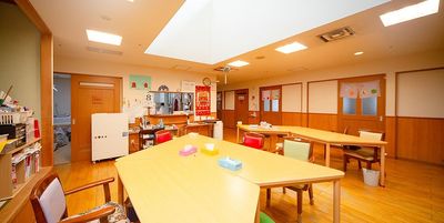 明るい室内の共有スペース